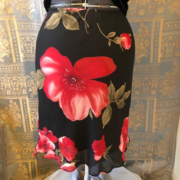 Ladies Black/red rose georgette skirt size 10 - Picture 3 of 7